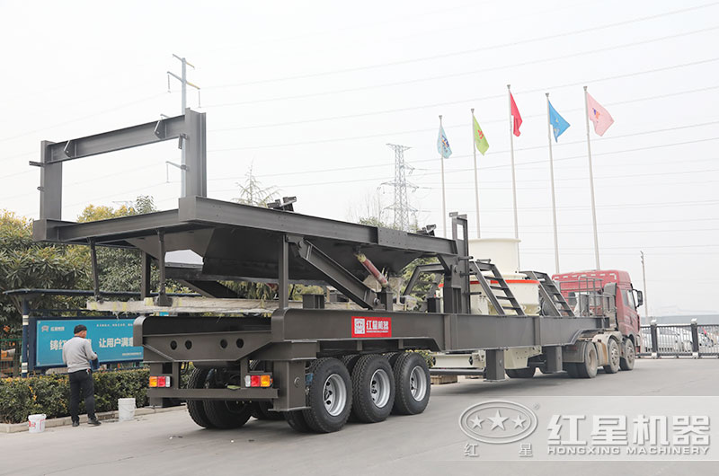 輪胎式移動(dòng)制沙機(jī)一體式掛上車頭就開往現(xiàn)場了 輪胎式移動(dòng)制沙機(jī)一體式掛上車頭就開往現(xiàn)場了