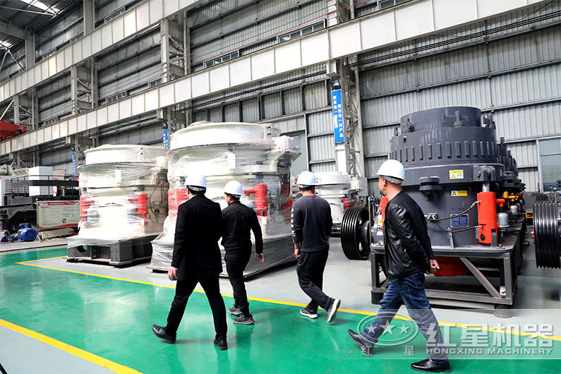 技術(shù)經(jīng)理陪同王先生等人參觀考察河卵石圓錐破碎機 技術(shù)經(jīng)理陪同王先生等人參觀考察河卵石圓錐破碎機