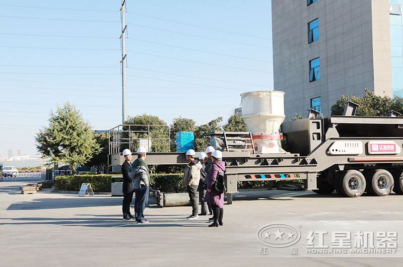 浙江嘉興用戶來廠考察環保移動石子破碎機 浙江嘉興用戶來廠考察環保移動石子破碎機
