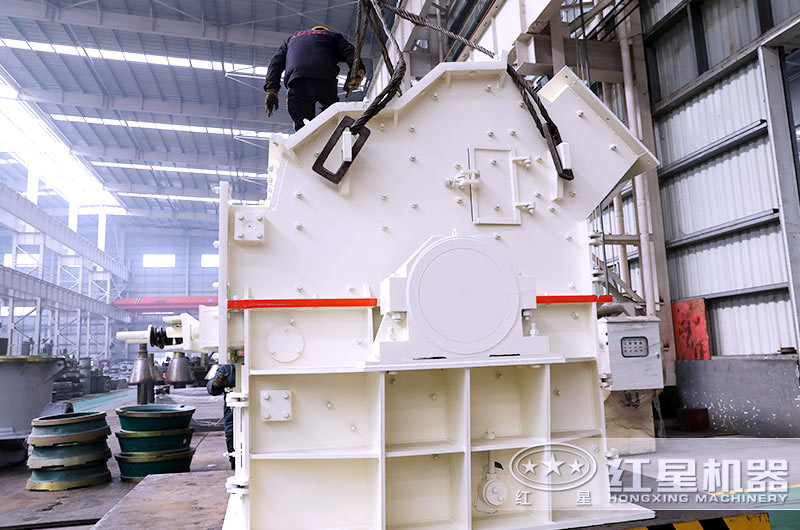 自帶篩分效果的細(xì)碎機(jī)固定裝車 自帶篩分效果的細(xì)碎機(jī)固定裝車