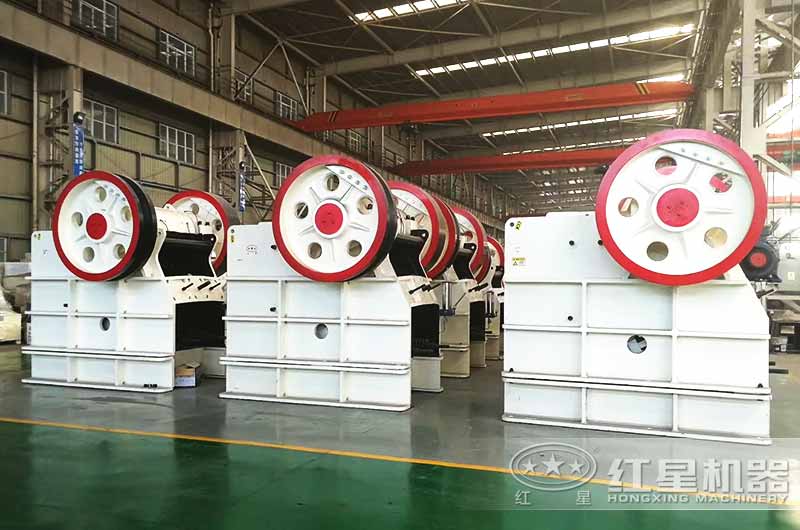 不同規格的顎式破碎機生產車間 不同規格的顎式破碎機生產車間