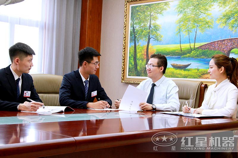 產品經理為客戶詳細介紹設備參數 產品經理為客戶詳細介紹設備參數