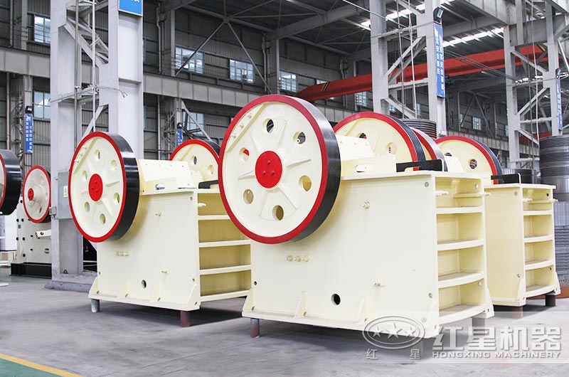 不同視角下的顎式碎石機 不同視角下的顎式碎石機