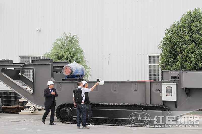 河南紅星技術經理在為來廠用戶介紹全自動破碎一體打砂機的船型結構 河南紅星技術經理在為來廠用戶介紹全自動破碎一體打砂機的船型結構