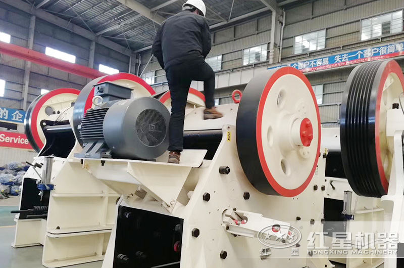 用戶來廠考察大產量顎式石頭破碎機 用戶來廠考察大產量顎式石頭破碎機