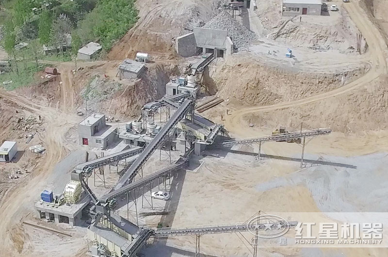 石頭粉碎機生產青石石子現場 石頭粉碎機生產青石石子現場