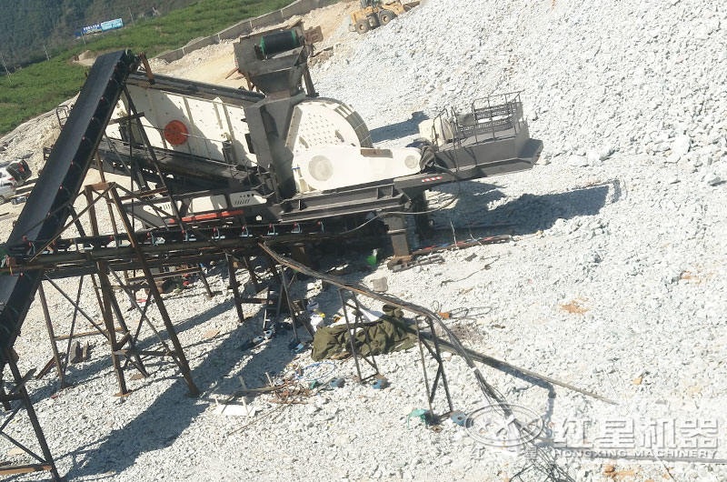一次成型的移動錘式破碎機生產石灰石石子現場 一次成型的移動錘式破碎機生產石灰石石子現場