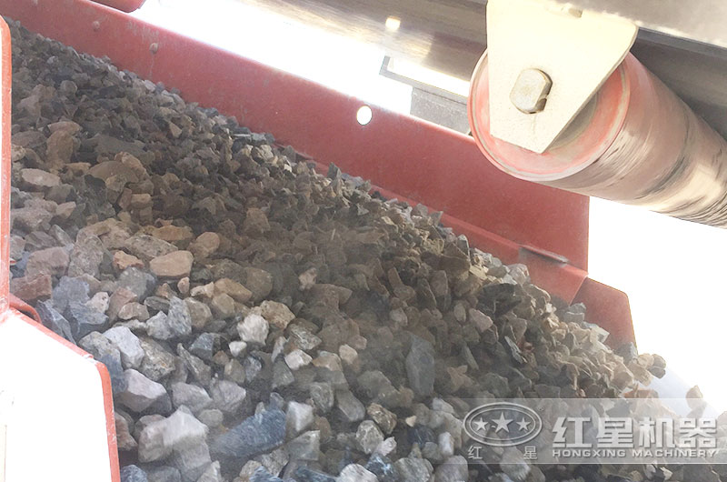 作業中的履帶移動篩分機 作業中的履帶移動篩分機