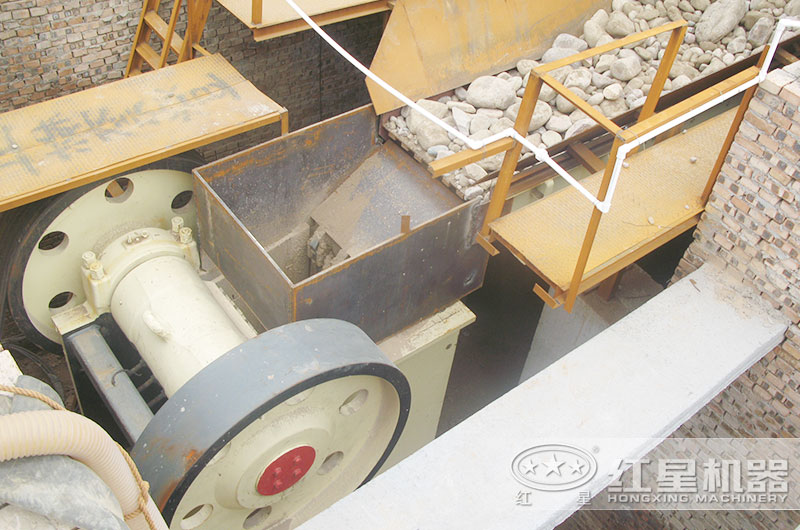 歐版顎式破碎機處理鵝卵石現場 歐版顎式破碎機處理鵝卵石現場