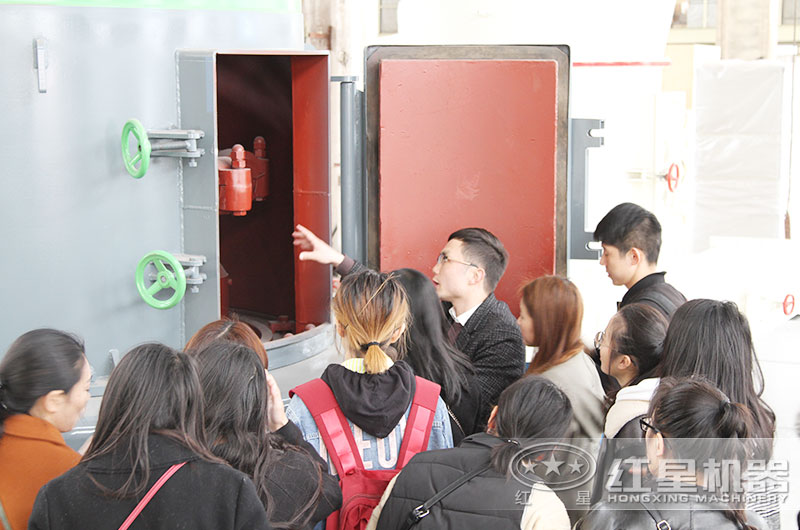 高校來廠參觀雷蒙磨設備 高校來廠參觀雷蒙磨設備