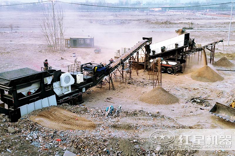 輪胎式移動建筑垃圾粉碎機作業(yè)現(xiàn)場 輪胎式移動建筑垃圾粉碎機作業(yè)現(xiàn)場