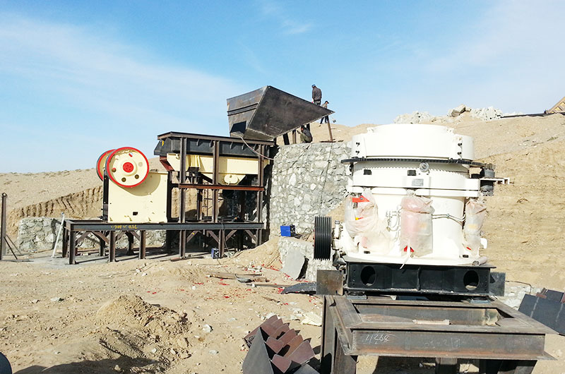 作業(yè)中的鄂式破碎機(jī) 作業(yè)中的鄂式破碎機(jī)