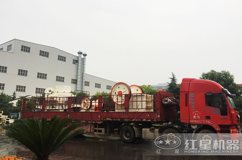石頭粉碎機發貨現場 石頭粉碎機發貨現場