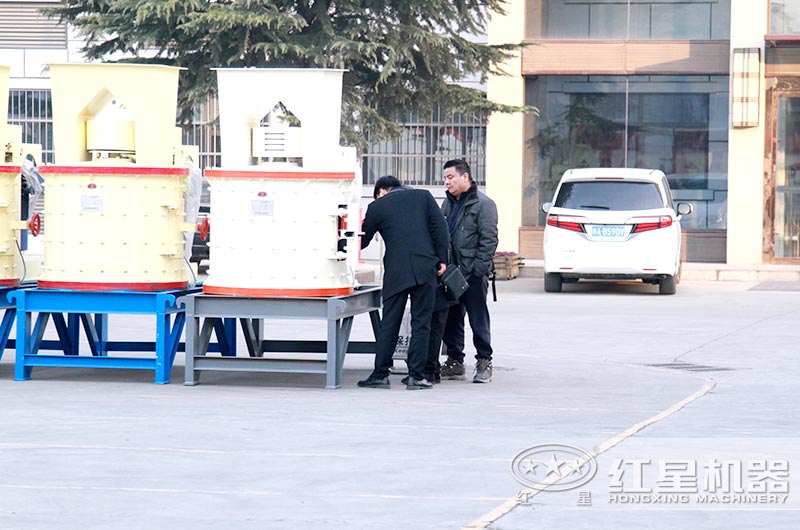 河北保定用戶來廠考察選購復合立式破碎機 河北保定用戶來廠考察選購復合立式破碎機