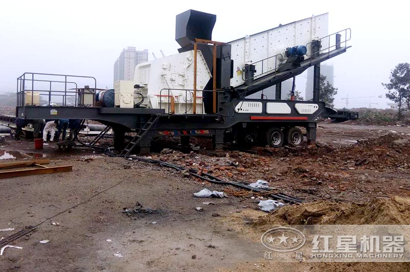 移動(dòng)反擊破碎機(jī)處理建筑垃圾現(xiàn)場(chǎng) 移動(dòng)反擊破碎機(jī)處理建筑垃圾現(xiàn)場(chǎng)