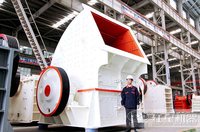 差不多兩人多高的大型重錘破碎機 差不多兩人多高的大型重錘破碎機