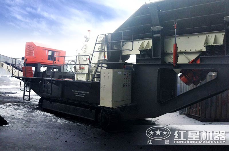 俄羅斯生產現場配置的二級破碎設備履帶式反擊粉碎機 俄羅斯生產現場配置的二級破碎設備履帶式反擊粉碎機