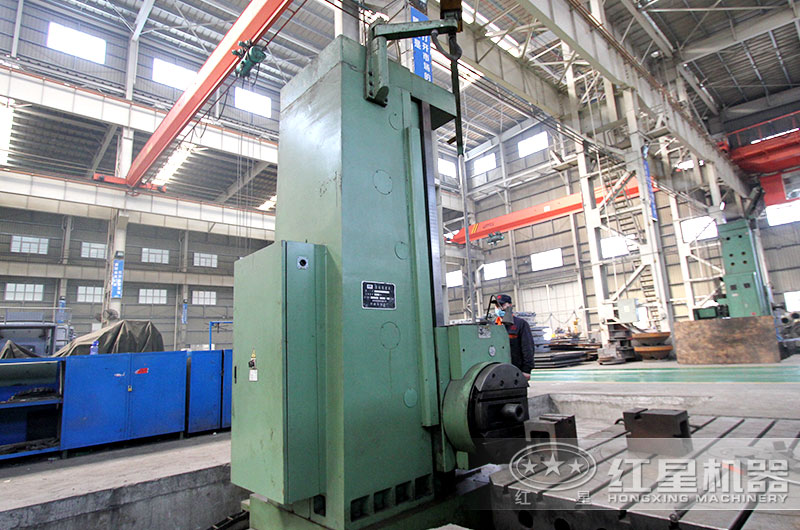 紅星機器技術人員正在熟練的操作著設備 紅星機器技術人員正在熟練的操作著設備