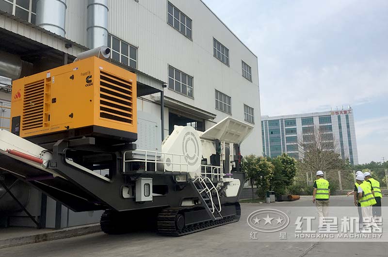 客戶來廠考察履帶建筑垃圾破碎站 客戶來廠考察履帶建筑垃圾破碎站