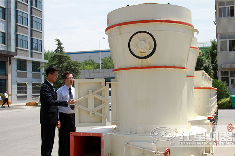 客戶來廠考察雷蒙磨粉機 客戶來廠考察雷蒙磨粉機