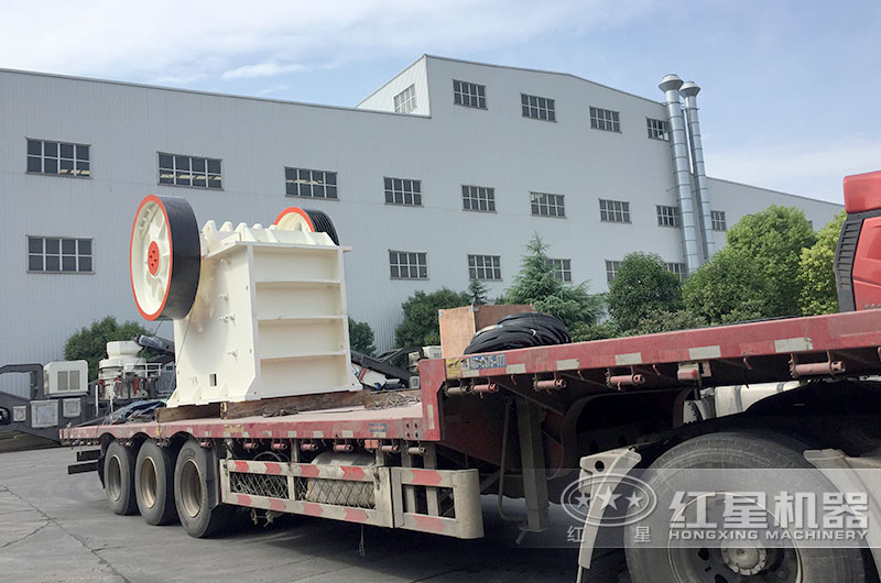 客戶訂購的顎式破碎機(jī)正在裝車 客戶訂購的顎式破碎機(jī)正在裝車