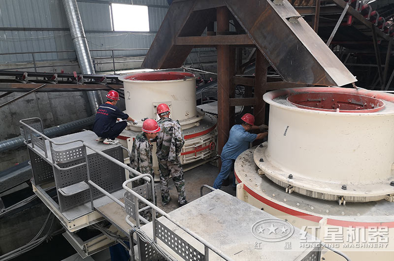 紅星技術師在現場為用戶安裝調試設備 紅星技術師在現場為用戶安裝調試設備