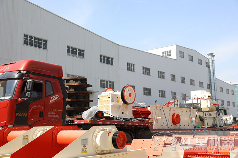 整套環保型石料生產線設備裝車發貨現場 整套環保型石料生產線設備裝車發貨現場